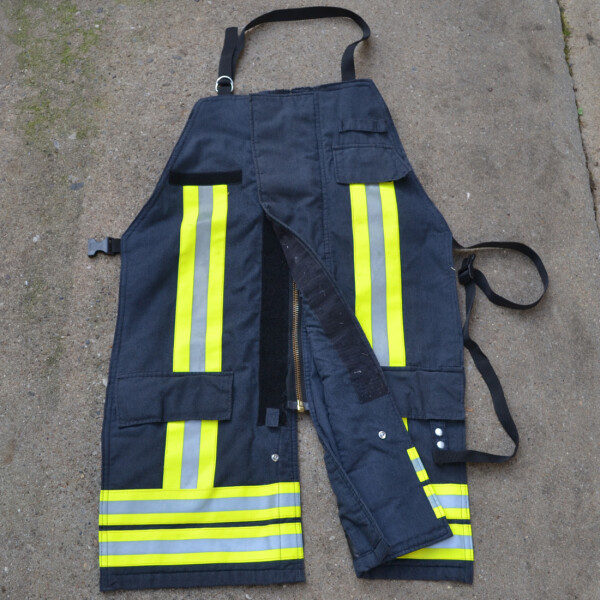UNIKAT Grillschürze aus gebrauchter Feuerwehrjacke - Front mit Membrane