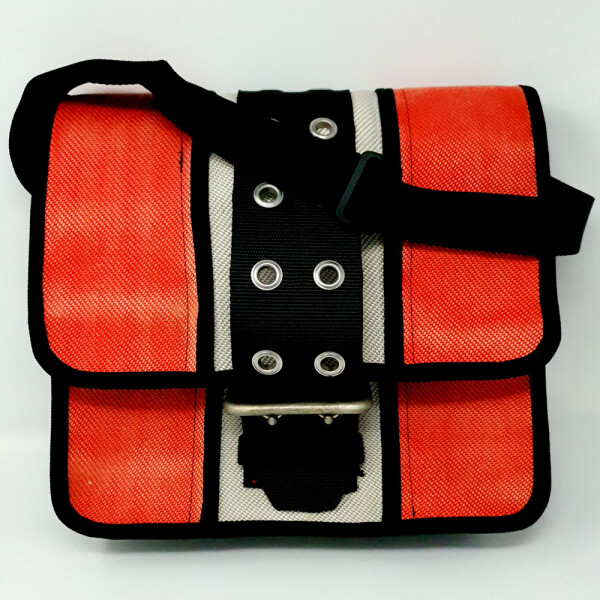 UNIKAT Messenger-Tasche rot/weiß/rot aus Feuerwehrschlauch - Upcycling