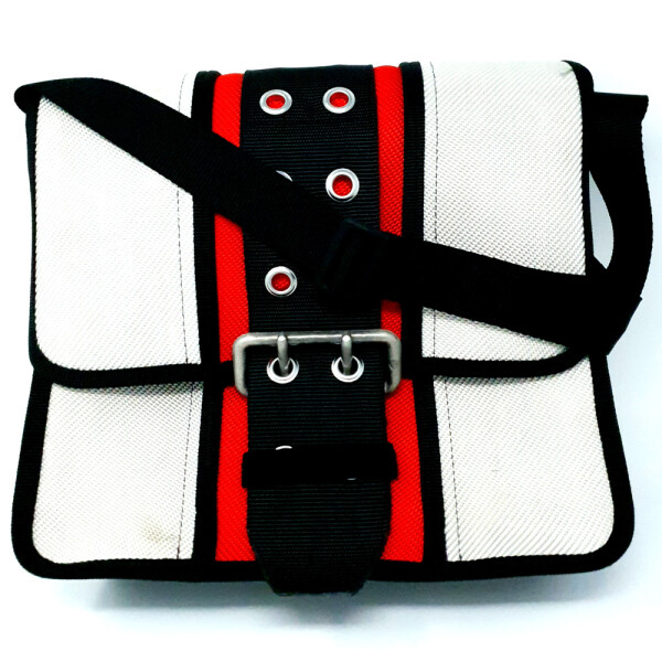 UNIKAT Messenger-Tasche weiß/rot/weiß aus Feuerwehrschlauch - Upcycling | BACKDRA