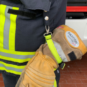 Handschuhhalter aus Feuerwehrschlauch - neongelb | BACKDRA