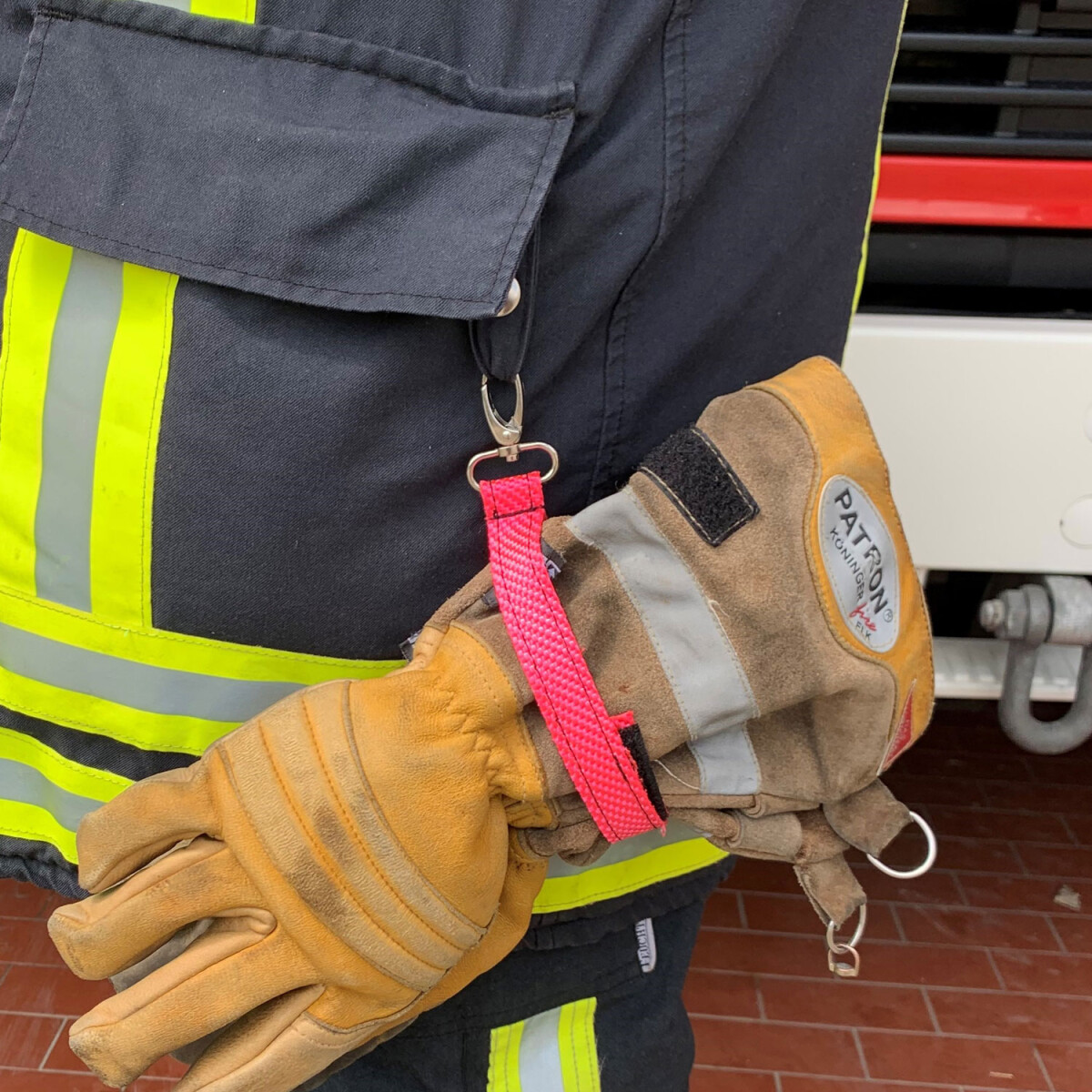 Handschuhhalter aus Feuerwehrschlauch - pink | BACKDRA