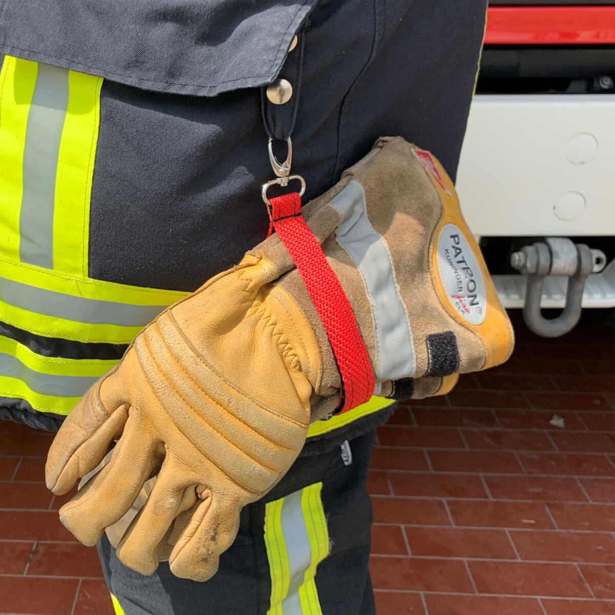 Handschuhhalter aus Feuerwehrschlauch - rot | BACKDRA