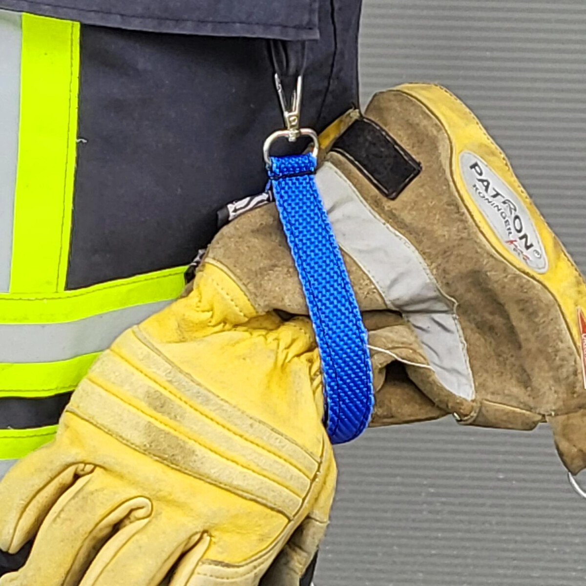Handschuhhalter aus Feuerwehrschlauch - blau | BACKDRA
